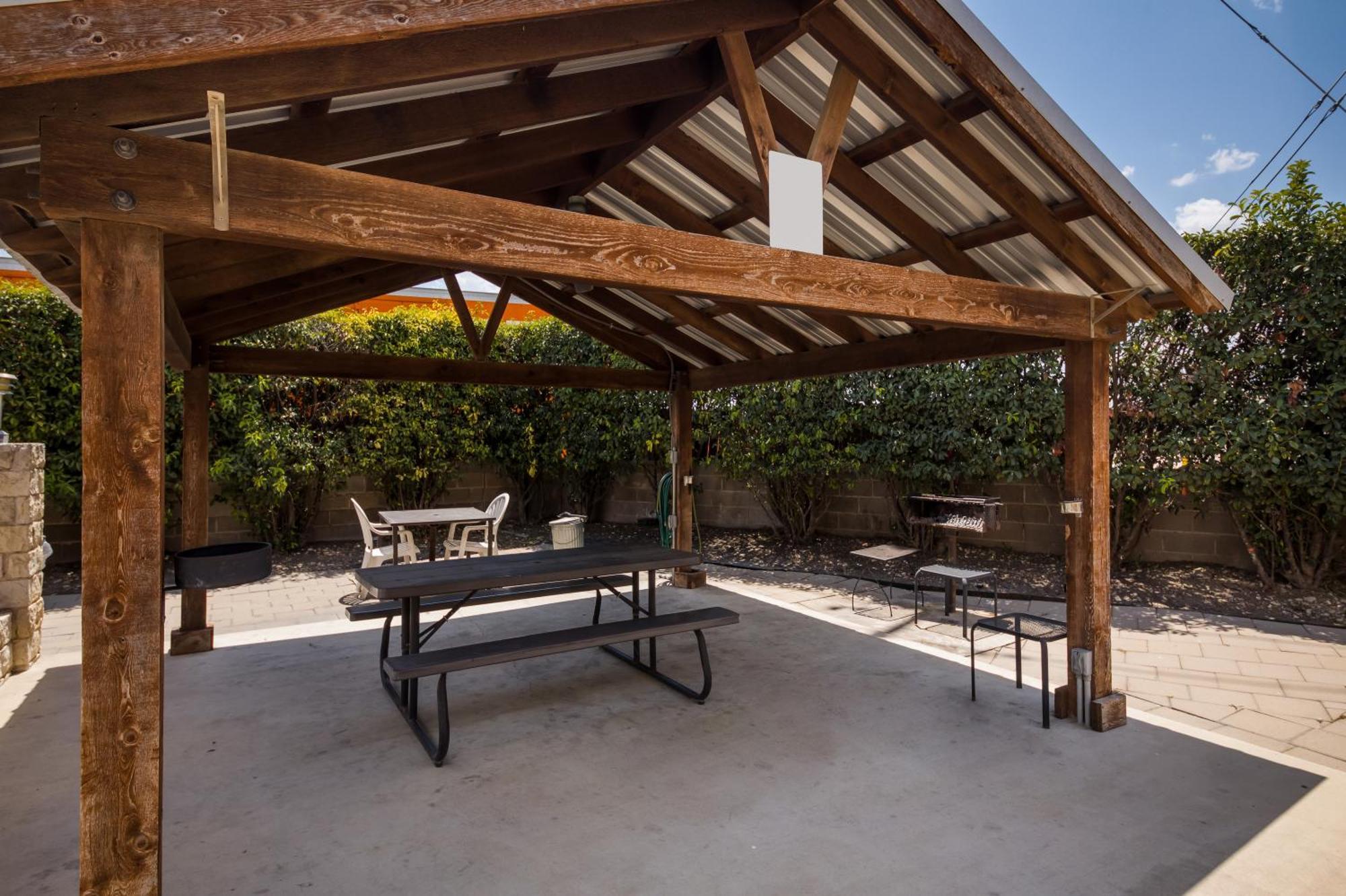 Americas Best Value Inn Buda Εξωτερικό φωτογραφία