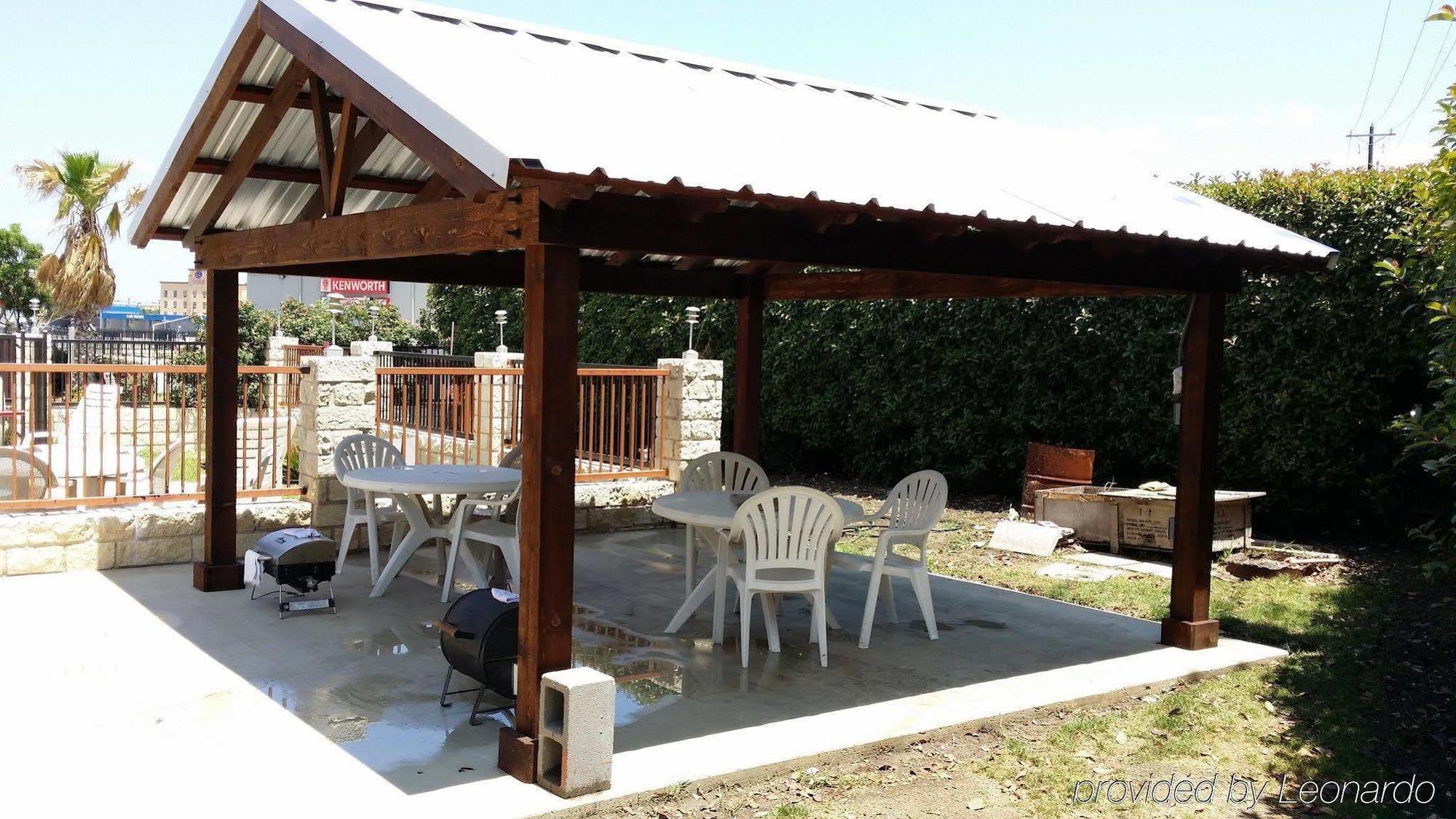 Americas Best Value Inn Buda Εξωτερικό φωτογραφία